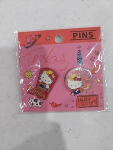 NUOVO Sanrio Ufficiale 2022 Texas Hello Kitty Spilla Set di 2 Cowboy State Esclusivo - Foto 1 di 5