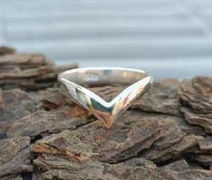 Anillo de plata de ley 925, en forma de V para mujer, anillo de banda ancha, chevron en forma de V - Imagen 1 de 12