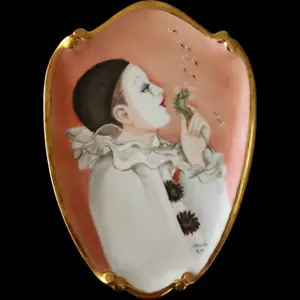 Pierrot pintado a mano Limoges con adornos dorados fabricante independiente Maxine Ray Coll... - Imagen 1 de 3