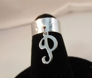 14KT WHITE GOLD EP DANGLE INITIAL P TOE RING IN A HAMMERED RING - Picture 1 of 1