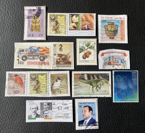 Konvolut 15 Briefmarken aus verschiedenen Ländern und verschiedenen Jahren - noch auf Frag Stamps G19 - Bild 1 von 1