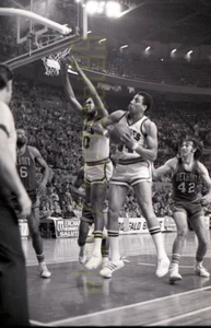 John Shumate #34 - 1976 Detroit Pistons @ Buffalo Braves - Vintage NBA Negative - Picture 1 of 2