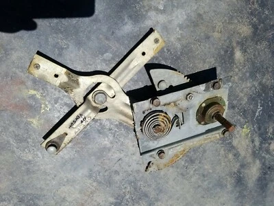 1960 1961 CHRYSLER WINDSOR DODGE 4 PORTAS SEDÃ DIREITO REGULADOR DE JANELA TRASEIRA 1962 - Imagem 1 de 4