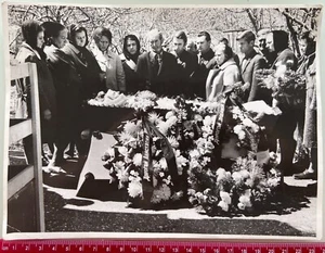 1950s Dead Woman in Open Coffin Funeral Corpse HORROR Post Mortem Vintage Photo - Imagen 1 de 2