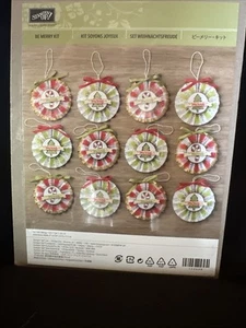 Neu in Verpackung nicht mehr produziert Stampin' Up! BE MERRY ORNAMENT SET Weihnachtsrosette Dekoration - Bild 1 von 5