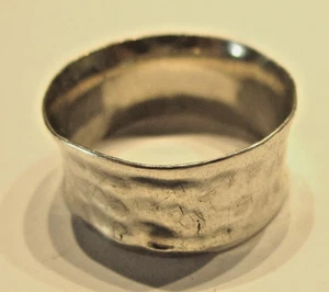 STERLING SILVER LIGHTWEIGHT HAMMERED DESIGN BAND RING SIZE S - Picture 1 of 2
