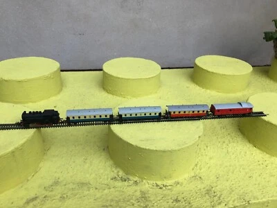 TT BR 81 mit Donnerbüchsen elfenbein/blau und elfenbein/rot und Packwagen - Bild 1 von 4