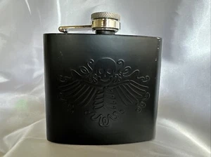 Fiaschette in acciaio inox da 5 oz con ossa incrociate teschio nero in rilievo - Foto 1 di 6