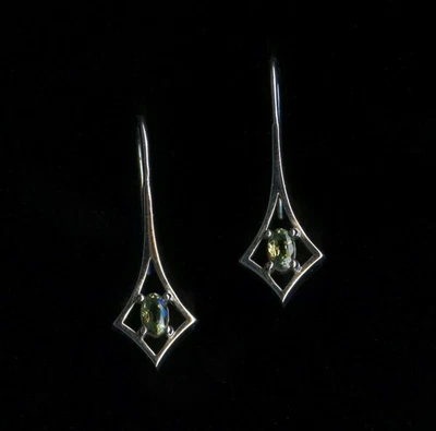 Pendientes de gancho solitario de espinela azul ovalado de oro blanco macizo de 14K 2,52 gramos fu Foto 1 de 2