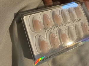 Nail Reformation French Schneeflocken Weihnachten Press On Nails Mandel Neu im Karton - Bild 1 von 4