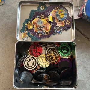 Pokemon TCG - Münzen und Pin Lot! Sammlerstück - sortiert - Aufkleber dabei - Bild 1 von 5