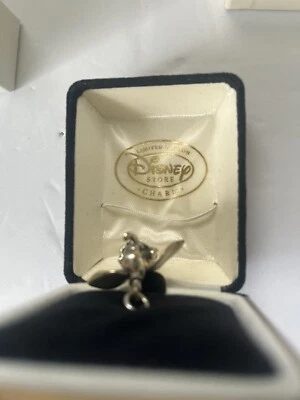 Коллекция брелоков Disney Store Dumbo ограниченный выпуск - Изображение 1 из 4