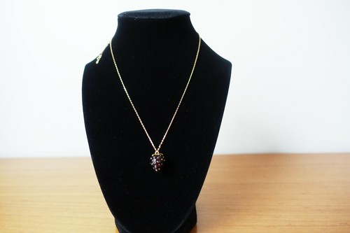 MINI CIONDOLO KATE SPADE TUTTI FRAGOLA FRUTTATA. Nuovo con etichetta