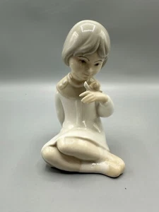 Zaubermädchen sitzend mit Schnecke auf der Hand mit glänzender Glasur Made in Spain - Bild 1 von 12