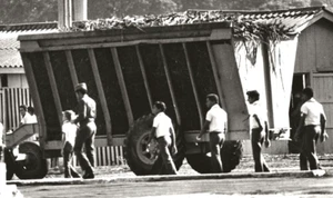 1981 Kuba - großer Zuckerrohrbehälter begleitet von uniformierten Studenten - Bild 1 von 3