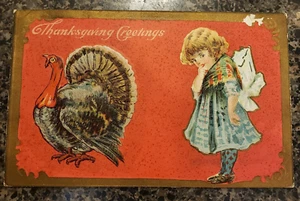 Antigua postal de Acción de Gracias Pavo y niña fondo rojo SALUDOS - Imagen 1 de 2