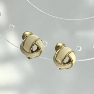 Vintage Ivory Enamel Braided Tiny Classy Monet Signed Clip On Stud Earrings - Imagen 1 de 7