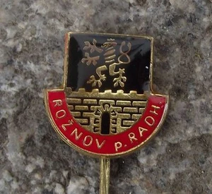 Roznov pod Radhostem Official Czechoslovak Town Heraldic Shield Pin Badge - Picture 1 of 2