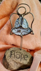 Kostbarer Engel auf dem Felsen der "HOFFNUNG" in blau gekleidet mit einer einzigen Glocke - Bild 1 von 1