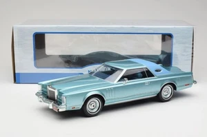 Lincoln Continental Mark V 1978 azul claro escala 1:18 de MCG MCG18369 - Imagen 1 de 6