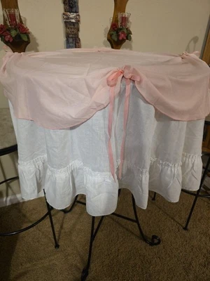 Mantel de tela redondo blanco vintage de 70" y adorno rosa claro de 42" con lazos de 4 pulgadas Foto 1 de 4