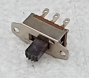 1 NOS 0.5 AMP @ 125V AC DC - DSPDT Slide Switches New UND. LAB. USA - Picture 1 of 7