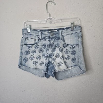 Bermuda jeans feminina Rue 21 costura floral tingimento de gravata lavagem leve 3/4 - Imagem 1 de 4