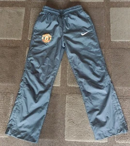 BOYS NIKE MAN UNITED TRAINING BOTTOMS AGE 6-8 - Picture 1 of 7