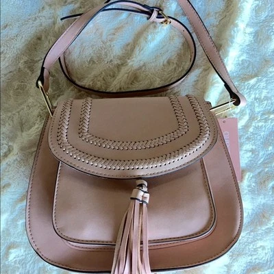 BOLSO BANDOLERA FRANCO SARTO SILLA RUBOR ROSA OROPEL FLECOS MEDIANO NUEVO CON ETIQUETAS $88  Foto 1 de 3