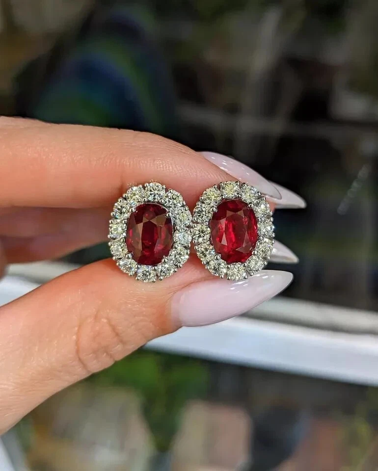 Precioso pendiente de oro blanco sólido de 14 k de rubí natural y diamante de corte ovalado de 6,48 quilates Foto 1 de 3