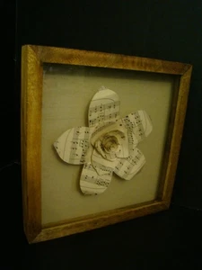 Partituras hechas a mano flor en marco de caja de sombra - Imagen 1 de 4
