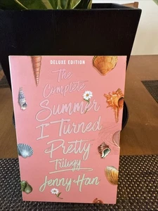 The Complete Summer I Turned Pretty Trilogy (Deluxe Boxed Set): the Summer I Tur - Foto 1 di 4