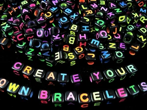 Alphabet Beads 500pc Cubes Black/Col Letter DIY SWIFT BRACELETS FREE POSTAGE - Picture 1 of 3