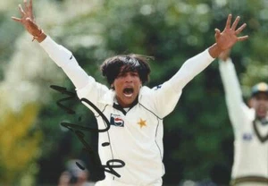 PAKISTAN CRICKET* MOHAMMAD AMIR SIGNED 6x4 TEST ACTION PHOTO+COA *PROOF** - Picture 1 of 2