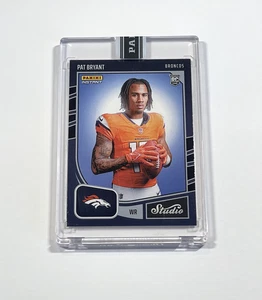 Pat Bryant - 2025 Panini Instant Studio Black Rookie #SR-24. 1/1 Meisterwerk! - Bild 1 von 2