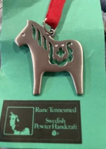 Colgante de peltre para caballo•; artista sueco runa Tennesmed; amante de la joyería escandinava - Imagen 1 de 5