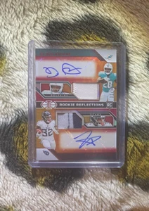 2023 Panini Rookie Reflections Auto Devon Achane Tyjae Spears 01/50 bookend RPA - Imagen 1 de 3