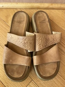Dansko Women's Tan Stamped Floral Leather Sandals Size 8.5 Eur 39 - Picture 1 of 7