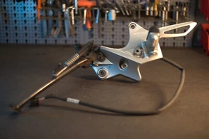 BMW F800ST Fußrastenplatte links komplett - Bild 1 von 1