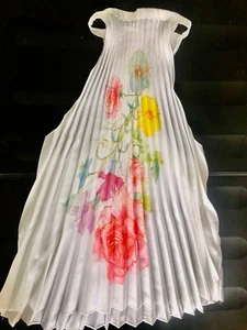 White Stunning Summer Cropped Pleated Halter Neck Floral Top size XS 6-8 - Picture 1 of 9