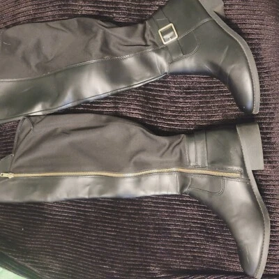 Botas por encima de la rodilla Christian Siriano de cuero negro Foto 1 de 4