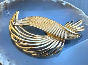 Vintage Gold-Tone Textured & Smooth Open/Solid Wave/Swirl Pin Brooch - Picture 1 of 4