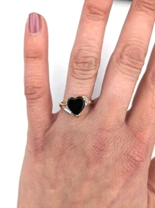 Anillo de ónix en forma de corazón de oro amarillo de 10K de 9x9 mm tamaño 6,25 - Imagen 1 de 6