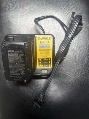 Carregador de bateria Dewalt 20V/12V com uma bateria de íon de lítio 12V - Imagem 1 de 4