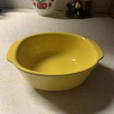 Plato de panadero amarillo pequeño de gres CW by CorningWare 20 oz.  Foto 1 de 4