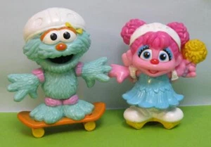 FIGURAS DE PVC HASBRO SESAME STREET 3" SKATING FRIENDS ABBY Y ROSITA 2011 - Imagen 1 de 2