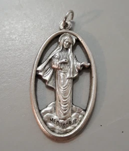 Medaglia Cattolica Vintage Vergine Maria Nostra Signora di Medugorje Tono Argento Religiosa - Foto 1 di 2