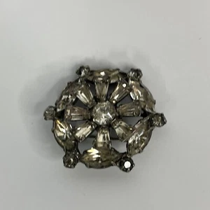 VINTAGE SIGNED WEISS CO FLOWER BROOCH PIN SHAPE CRYSTAL RHINESTONES - Picture 1 of 3