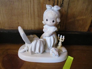 Precious Moments Figurine, "Precious Memories", E2828/1983, - Picture 1 of 4