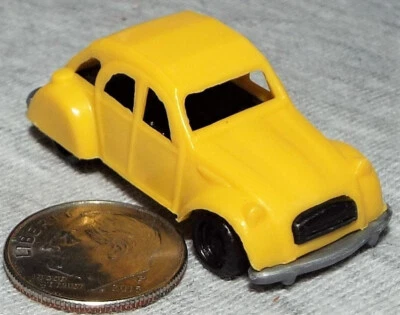Citroen Sedán Pequeño Plástico en Amarillo Foto 1 de 3